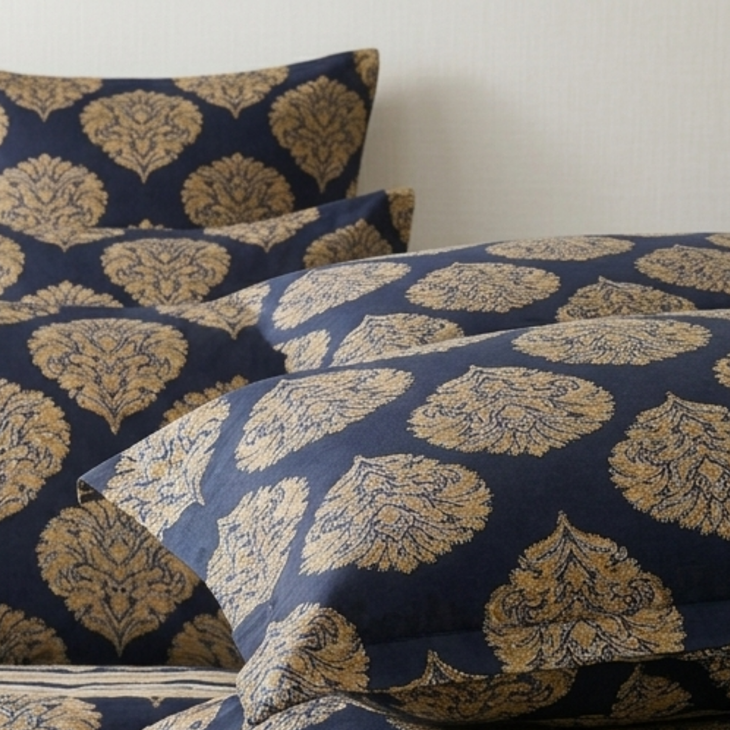 AMAL's 6-Piece Damask Print Bedding Set – Soft-Touch Finish